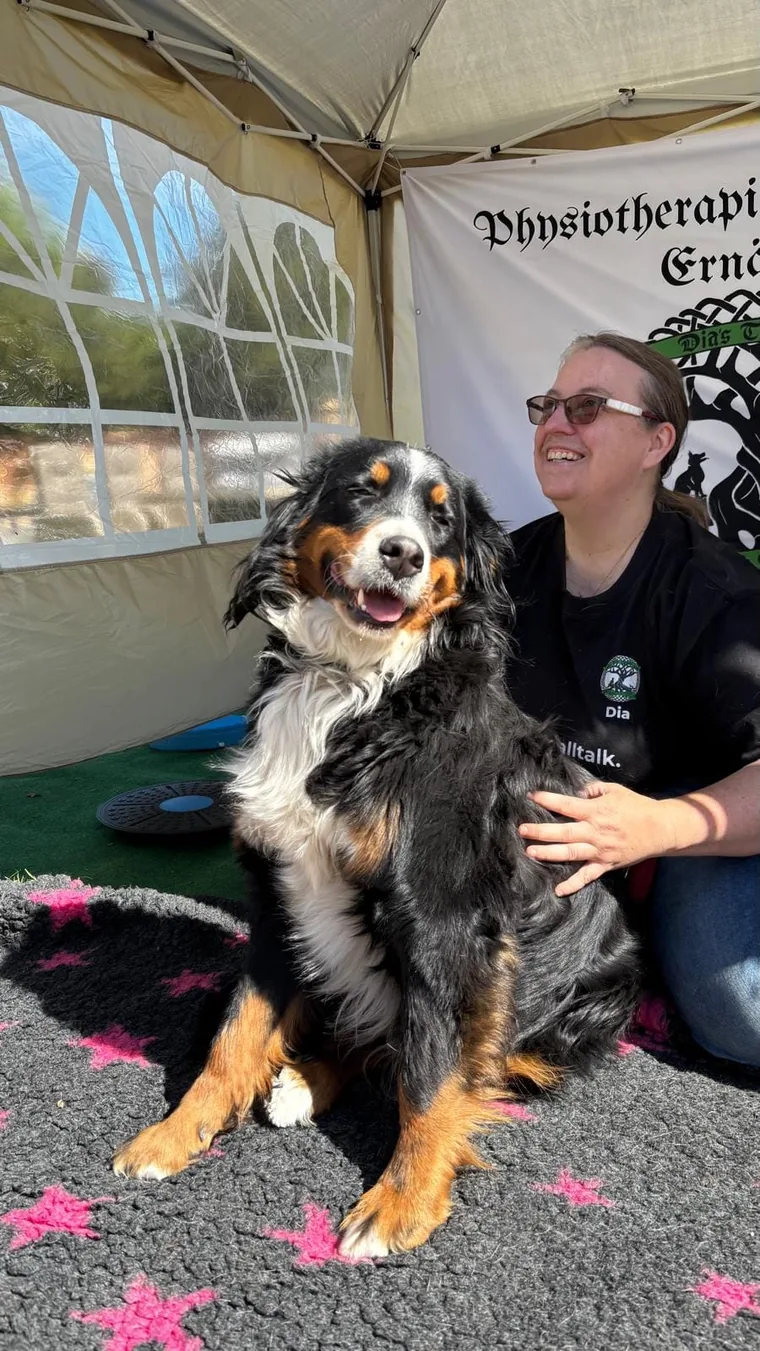 Dia Malik mit ihrem Berner Sennenhund Xary am Stand von Dia's Tierwelt
